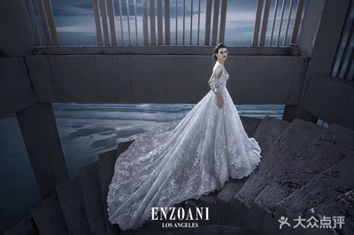 張薇薇高級(jí)婚禮婚紗定制