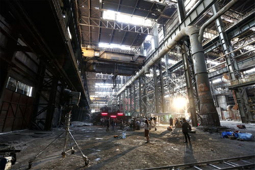 組圖 小s內地綜藝現(xiàn)場曝光 廢工廠穿浴袍化濃妝